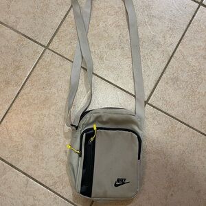 Nike Sportswear Shoulder Bag (grey/black/yellow)